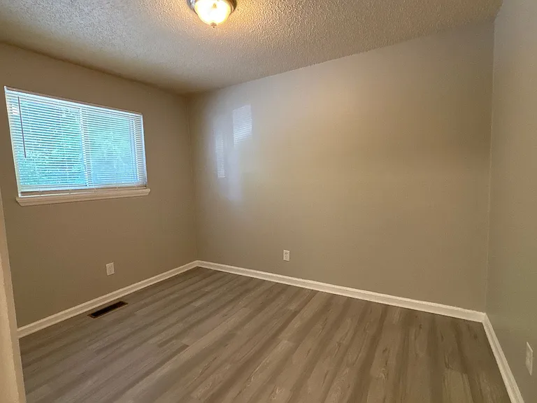 315 W Camel Street — Photo 8