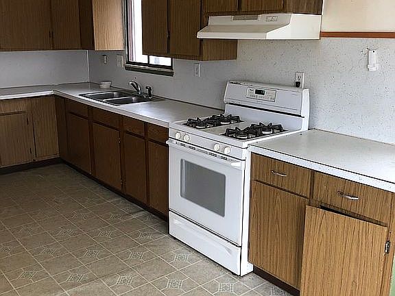 2nd image of 206 W Peterson Dr