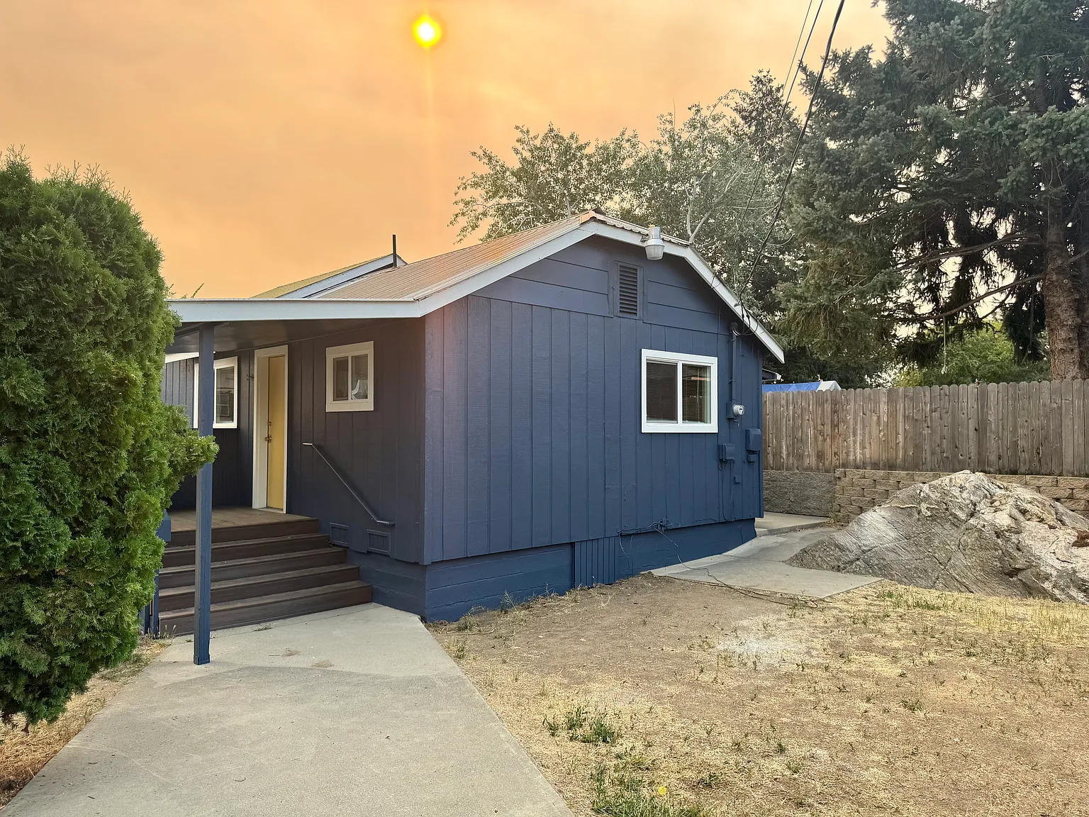 3 bed, 800 sqft, $2,100 — Photo 1