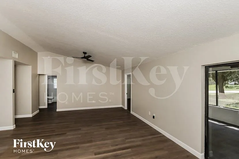 3 bed, 2.0 bath, 1747 sqft, $2,185 — Photo 4