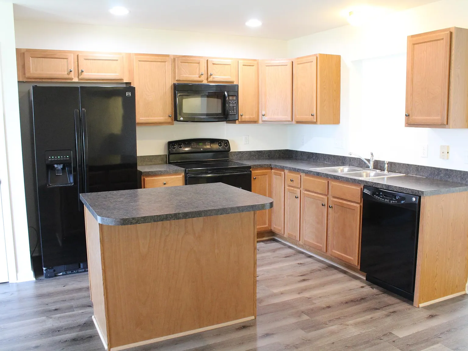 3 bed, 2350 sqft, $2,035 — Photo 3
