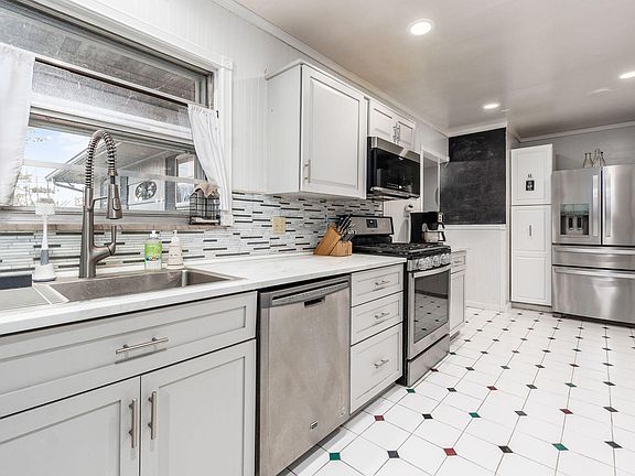 4th image of 4827 Cemetery Rd