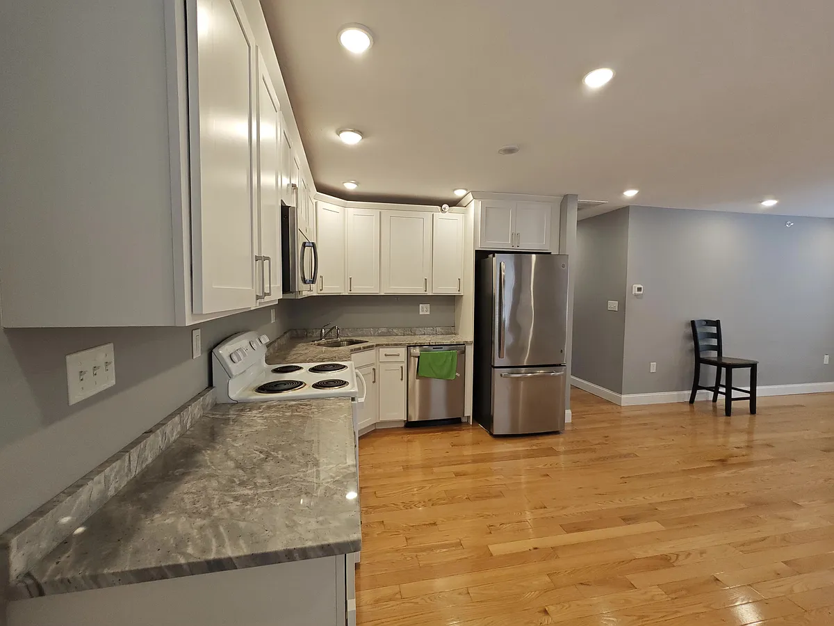 Building Photo - 18 Bates Ave #5