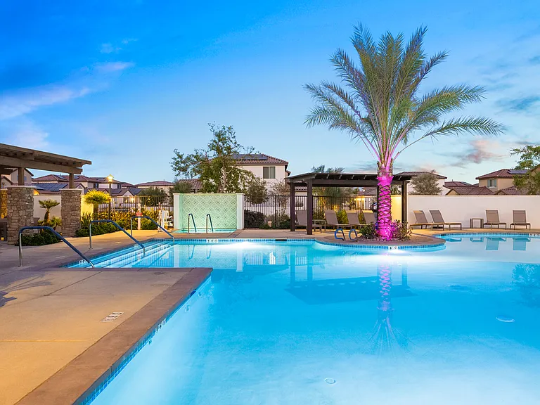 Relax inside the warm spa with high pressure jets!