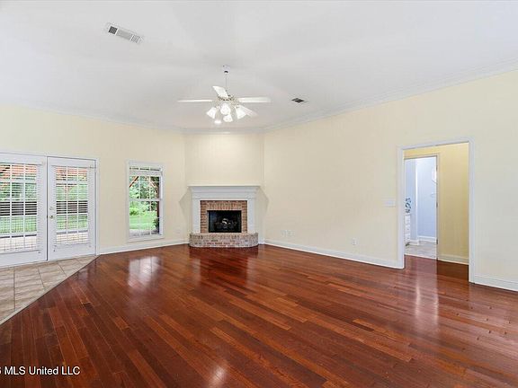4th image of 212 Cambridge Dr
