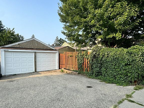 5th image of 3852 Standish Ave