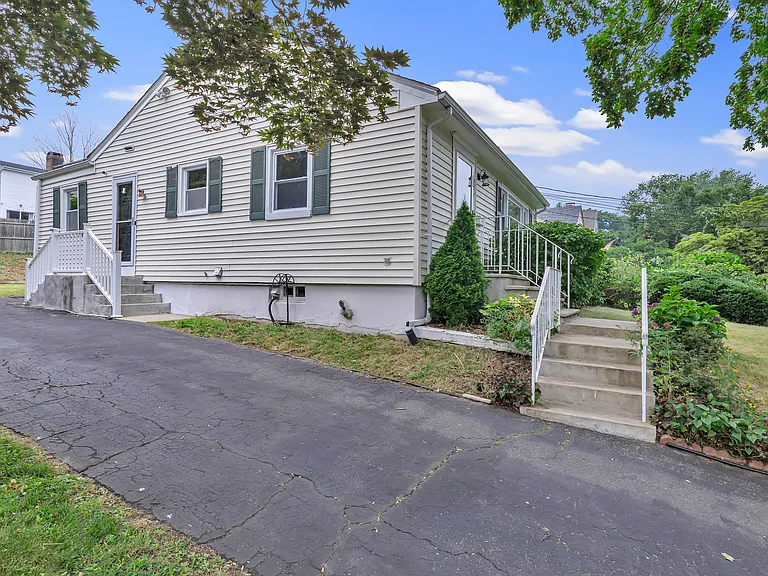 215 Bennett St — Photo 5