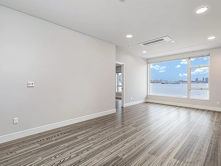 1709 Harbor Ave SW #400 — Photo 2