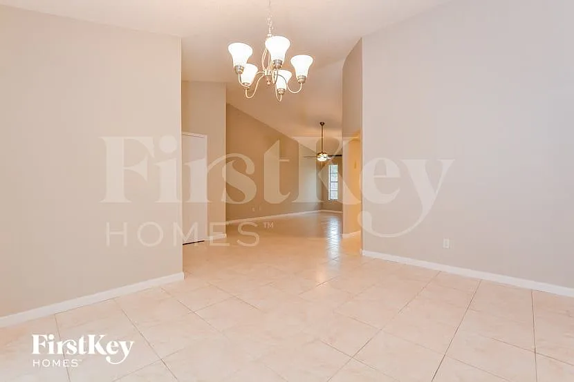 3 bed, 2.0 bath, 1452 sqft, $2,220 — Photo 4