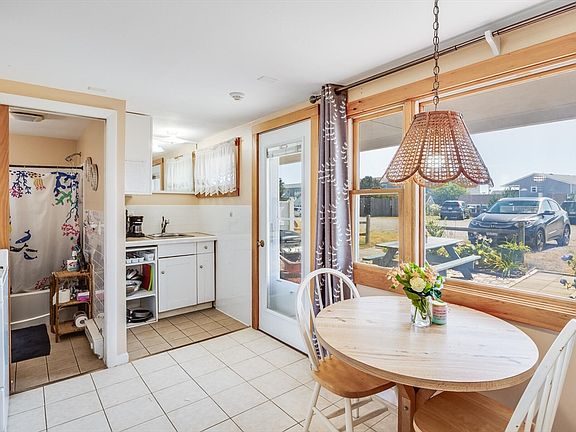 5th image of 963 Commercial St #37