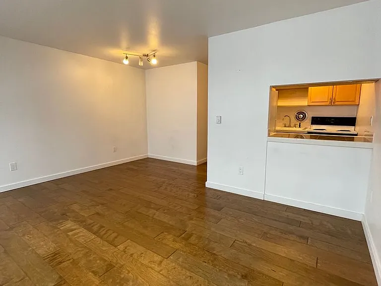 Bellevue Manor Apartments — Photo 7