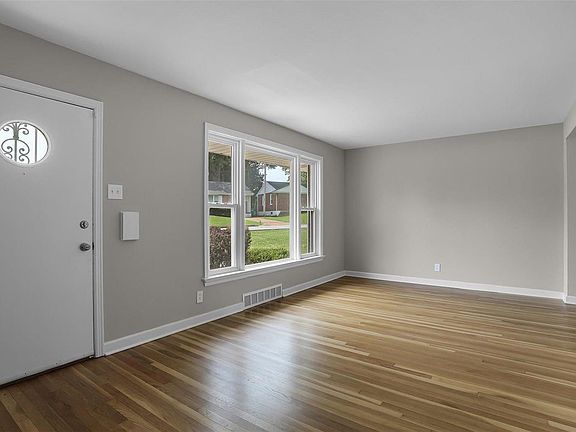 2nd image of 1027 Fontaine Pl