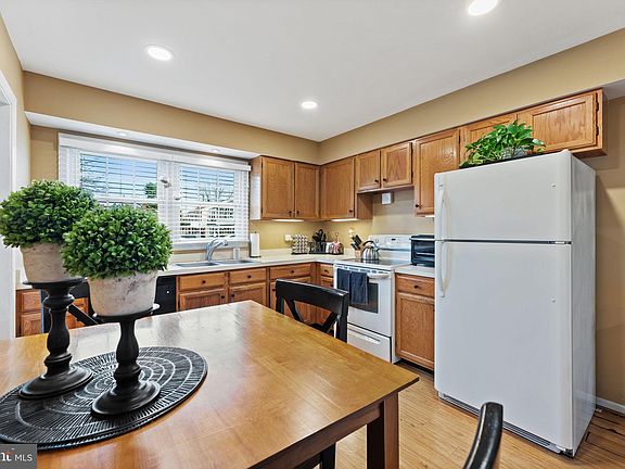 4th image of 420 Forest Ct