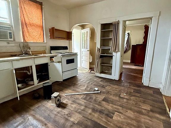 4th image of 1605 Washington St