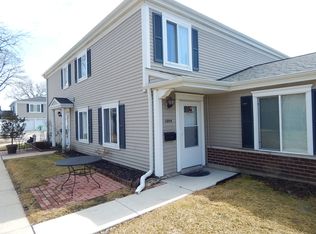1054 Cove Dr, Prospect Heights, IL 60070