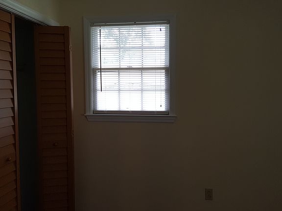 5th image of 103 E Walnut Cir