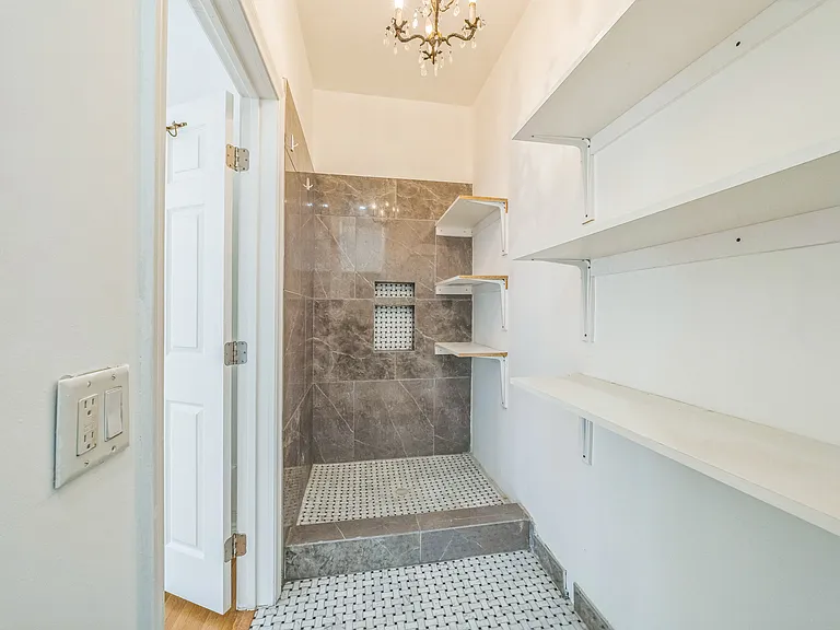 350 1/2 N Sierra Bonita Ave — Photo 14