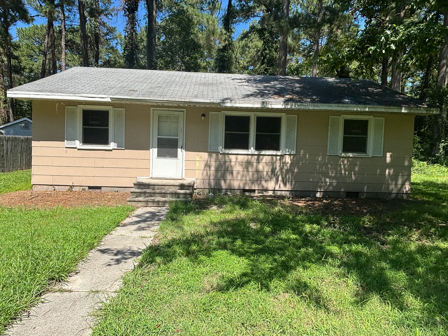 3 bed, 912 sqft, $1,400 — Photo 1