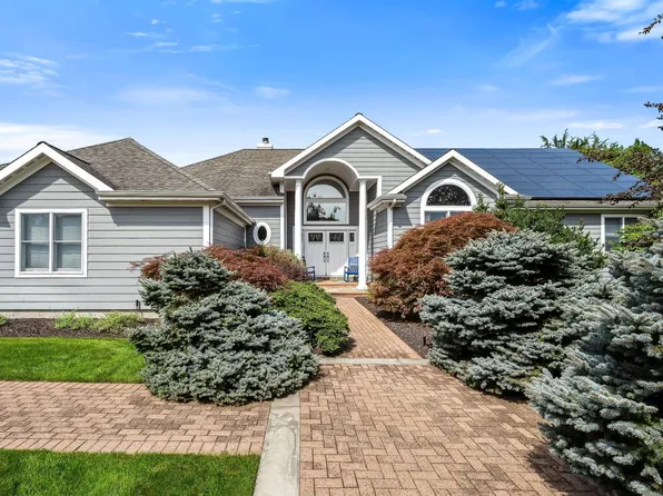 5 Wisteria Dr, Remsenburg, NY 11960