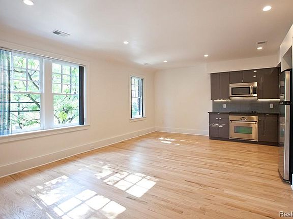 3rd image of 1400 Van Dyke St #206