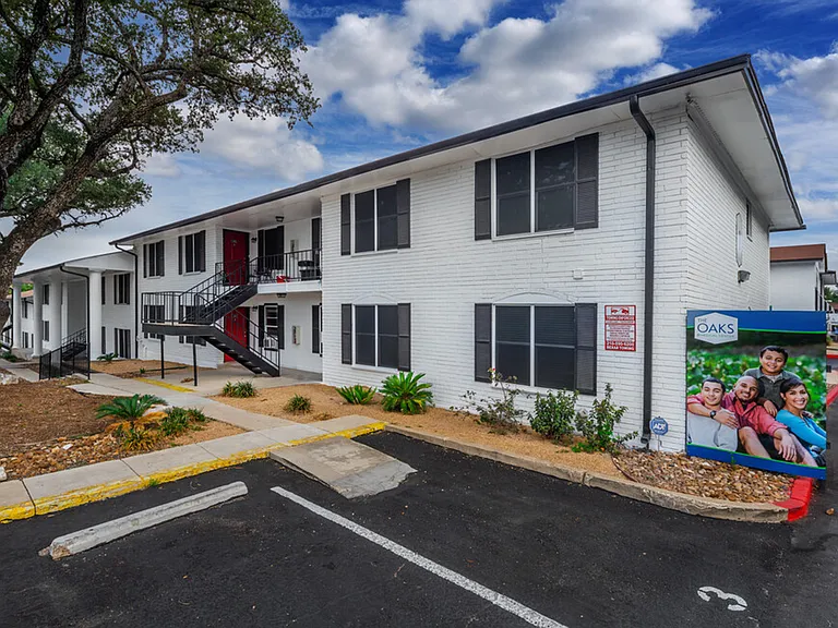 The Oaks Apartments At Medical Center — Photo 44