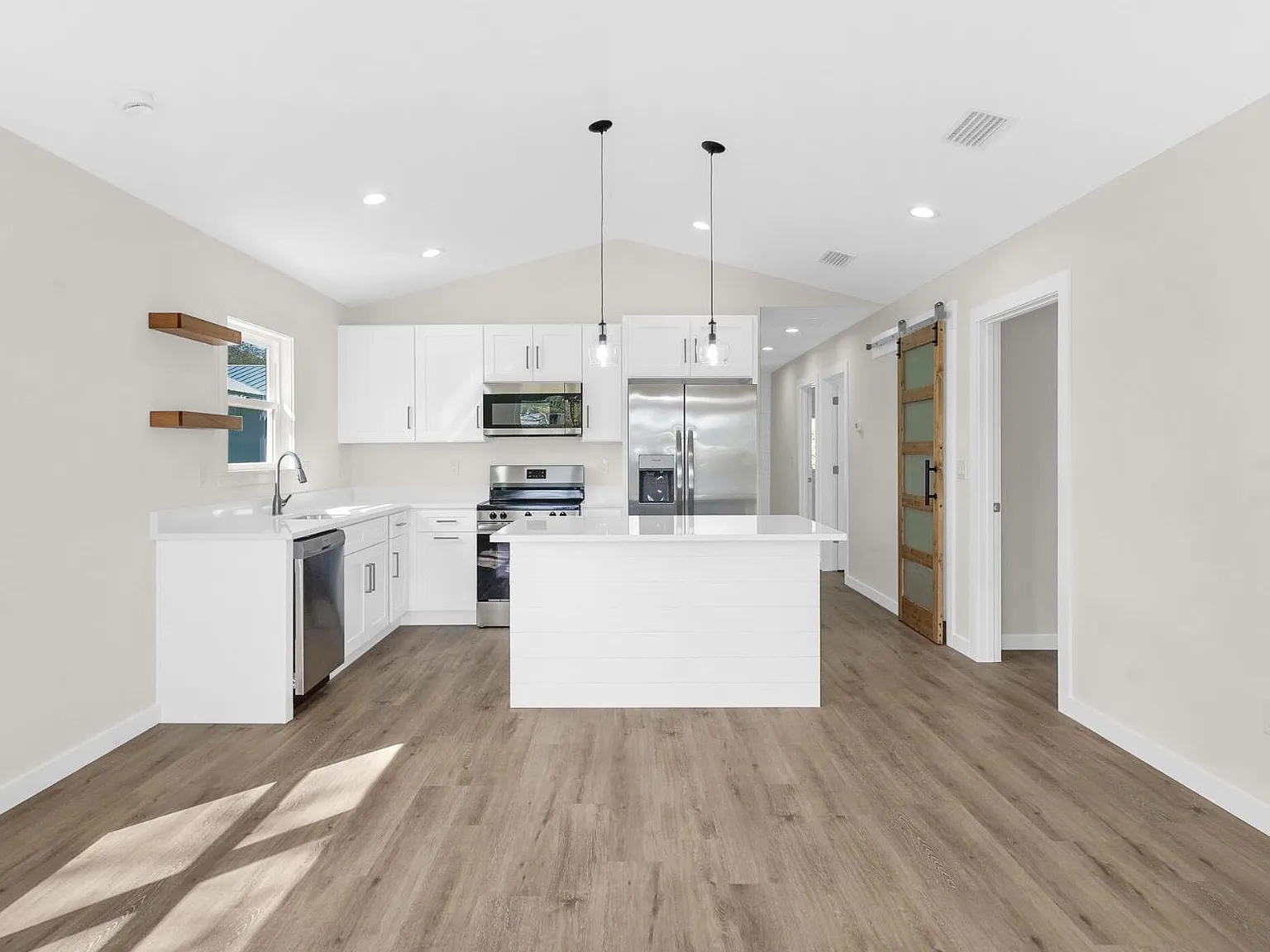 3 bed, 1141 sqft, $2,500 — Photo 2