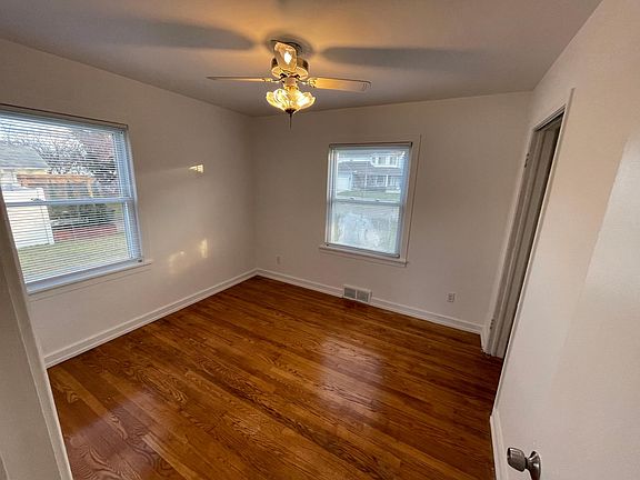 4th image of 42 Tacoma Blvd