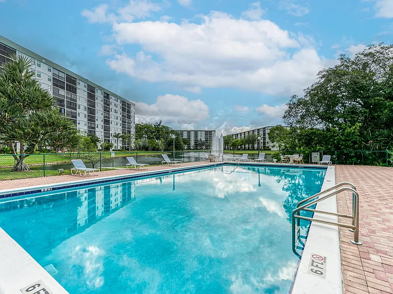 2200 S Cypress Bend Dr #101 — Photo 44