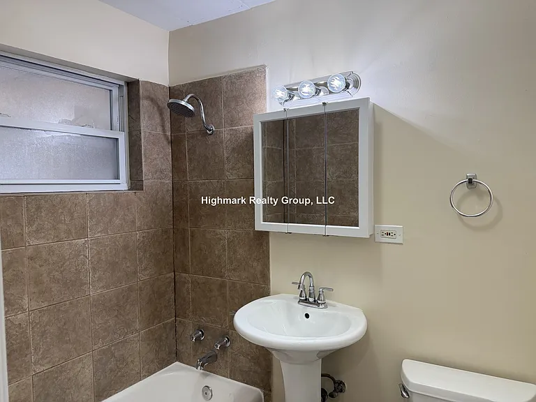 2642 W Foster Ave #105C — Photo 7