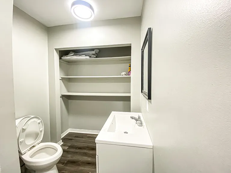 51 King St W #302 — Photo 8