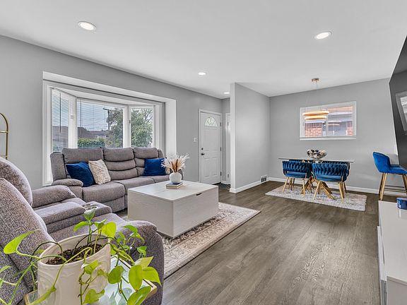 4th image of 32826 Benson Dr