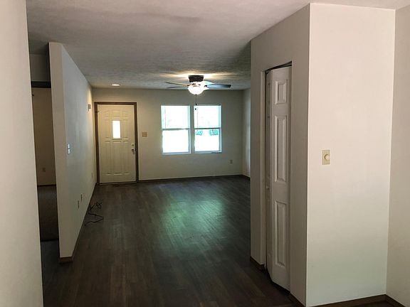 3rd image of 39 Goldenwood Ln
