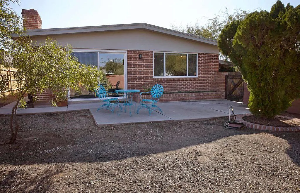 3 bed, 1400 sqft, $2,200 — Photo 2