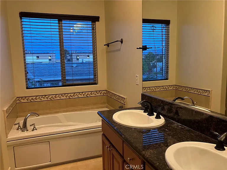 128 E Broadway #I — Photo 16