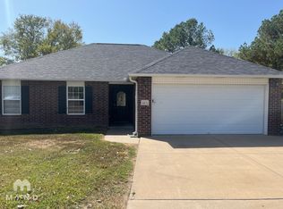613 Magnolia St, Gentry, AR 72734