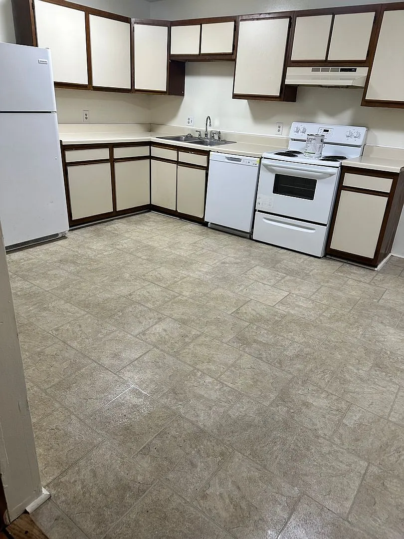 4 bedroom 2.5 bathroom Townhouse — Photo 4