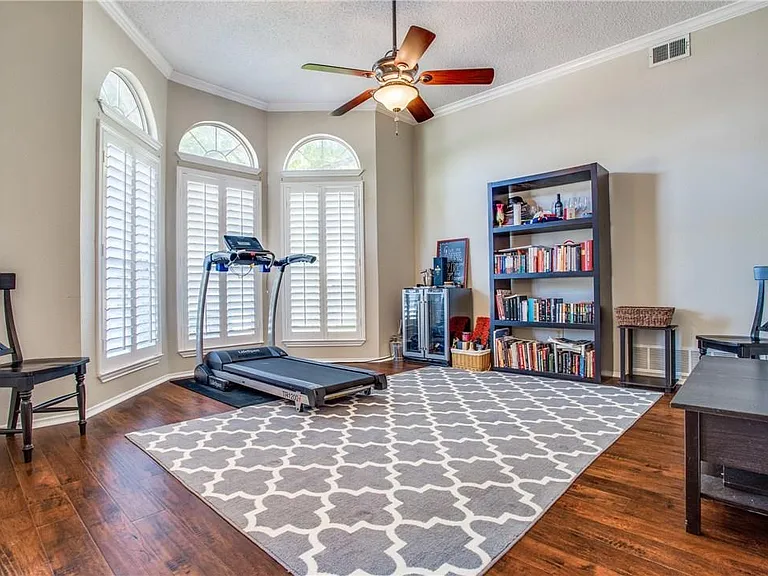 1405 Newbury Ln — Photo 2