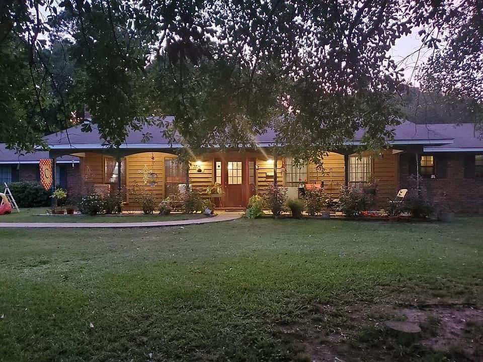1st image of 146 Lynn Ln