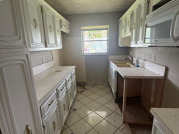 4th image of 1052 North Drive #B