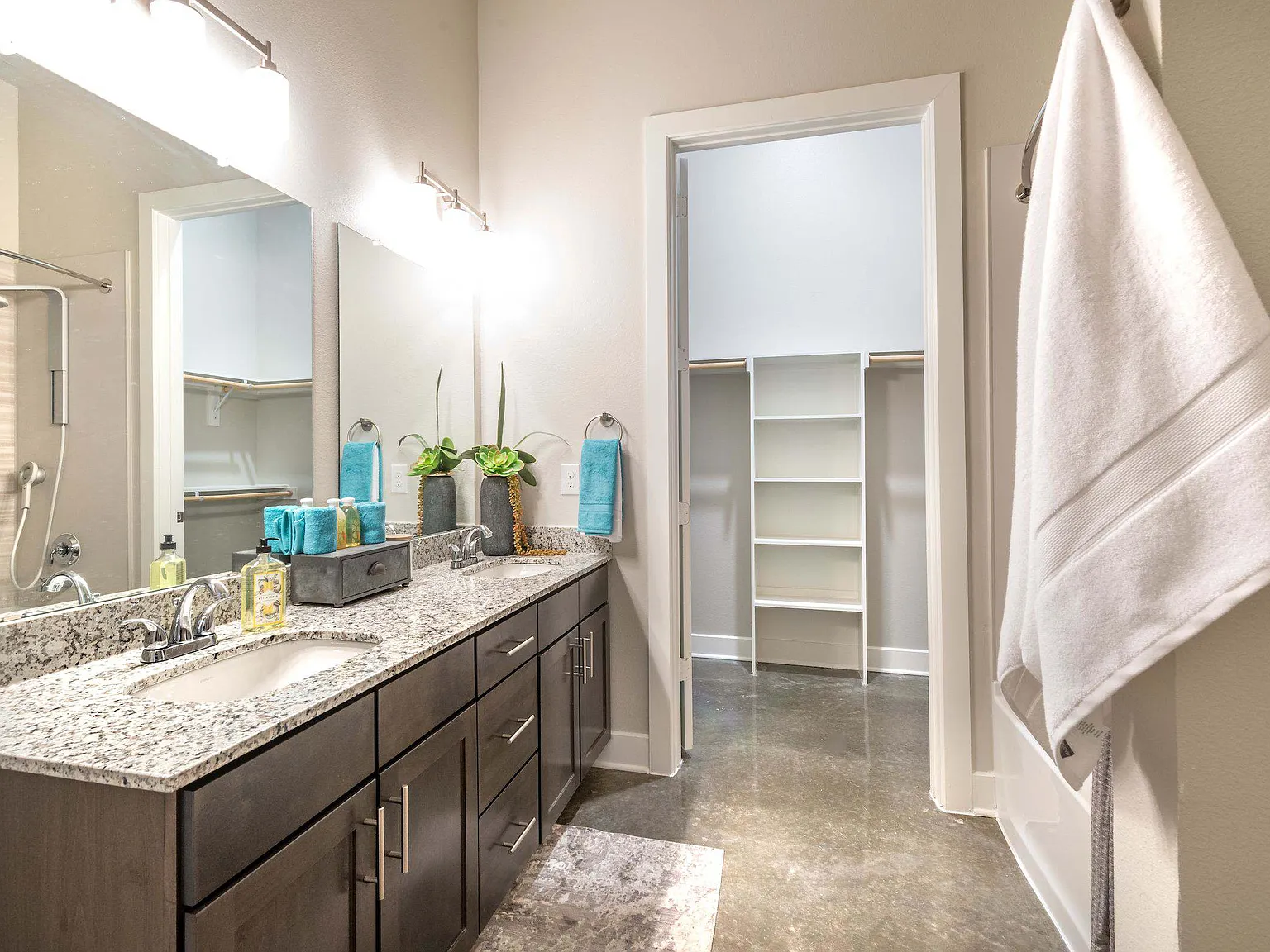Lakeview Apartments — Photo 4
