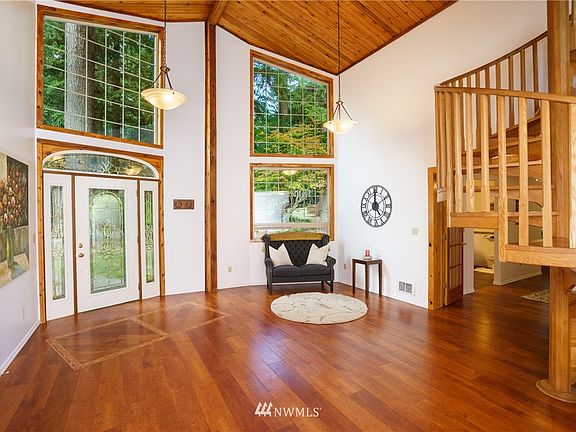 You will love the grand entry with valted ceilings. Wood floor with decoritive inlay. 