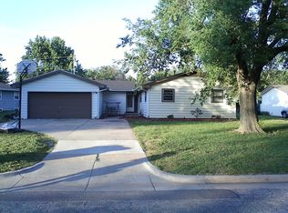972 N Country Acres Ave, Wichita, KS 67212