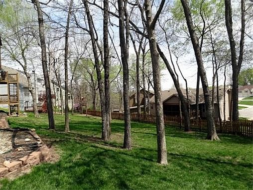 2nd image of 913 NE Emily Ln