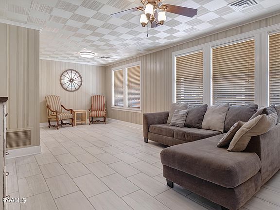 3rd image of 209 Hilltop Cir