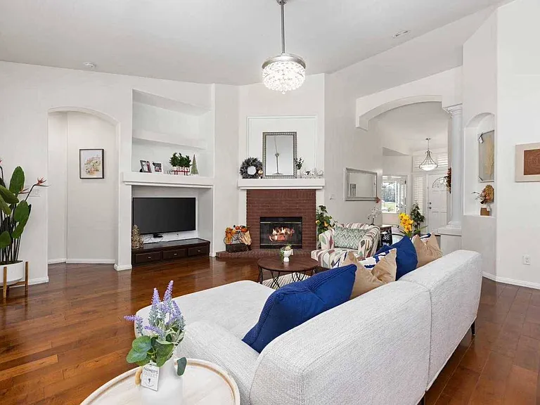 606 Windsor Park Dr — Photo 2