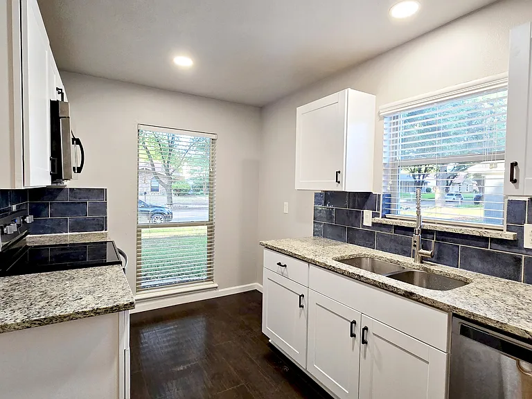 2813 Ripplewood Dr — Photo 2