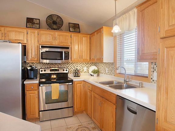4th image of 305 Iris Ln E