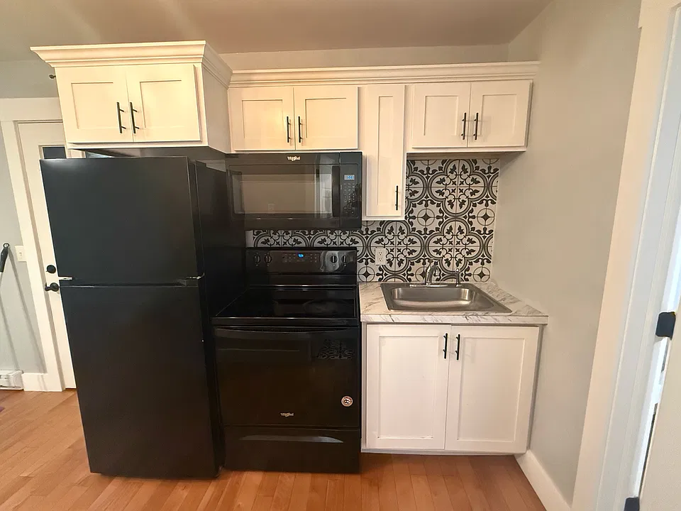 260 W 17th St #7