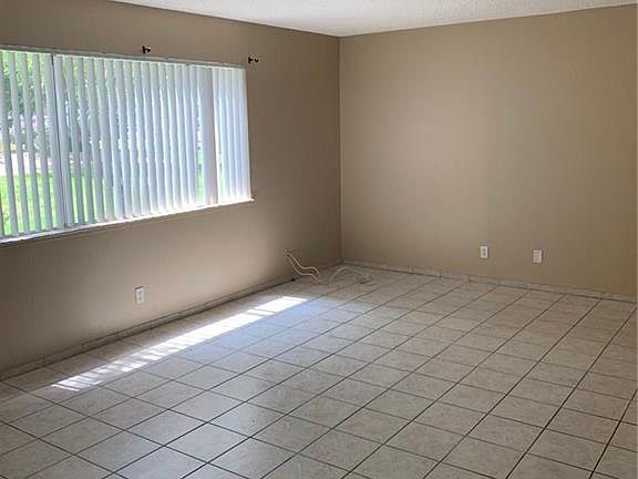3rd image of 340 Greenbriar Townhouse Way