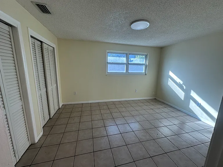 4615 SW 32nd Ave #3 — Photo 5